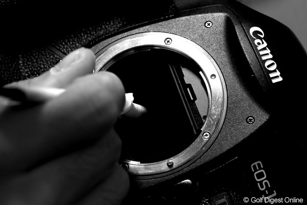 2011年 キヤノンオープン 事前 キヤノンプロサービス カメラマンの強い味方です。今週はプレスルームにキヤノンさんのプロサービスの方が常駐してくれています。雨で濡れたカメラのお掃除をお願いしました。