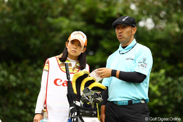 2011年 キヤノンオープン 初日 すし石垣とキャディ