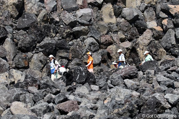 2011年 SANKYOレディースオープン 初日 古閑美保 佐伯三貴 まさに溶岩の中を歩ってます