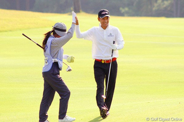 2011年 皇潤カップ日本プロゴルフシニア選手権大会 3日目 キム・ジョンドク 最終18番で、チップインバーディを決めキャディとハイタッチを交わしたキム・ジョンドク