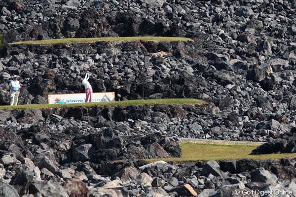 2011年 SANKYOレディースオープン 2日目 5番ホール 周りが溶岩だらけのティからショットするアッコさん