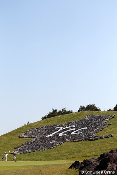 2011年 SANKYOレディースオープン 2日目 7番ホール 溶岩で模られた鶴が舞う形の群馬県