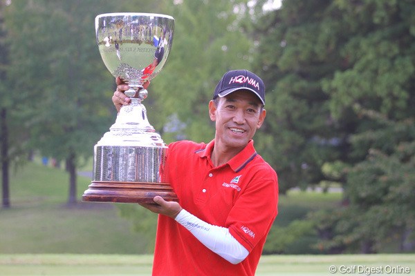 2011年 皇潤カップ日本プロゴルフシニア選手権大会 最終日 キム・ジョンドク 今季2勝目を挙げたキム・ジョンドク。目標はチャンピオンズツアーと更なる舞台に挑戦する