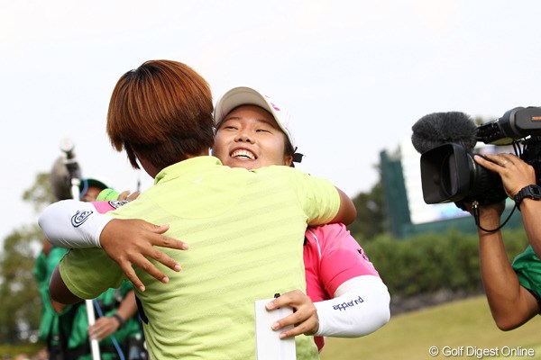 2011年 SANKYOレディースオープン 最終日 アン・ソンジュ 敏京ちゃんと抱き合うアンちゃん「おめでと」