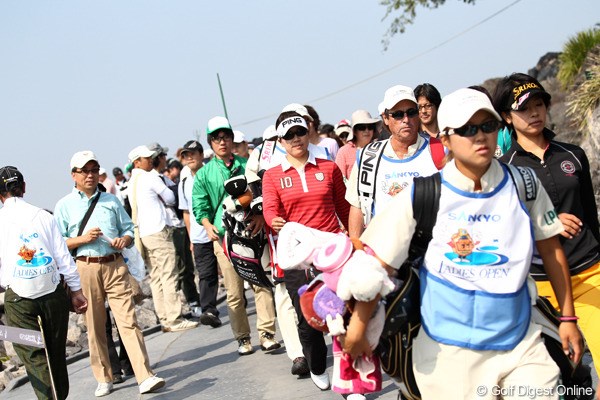 2011年 SANKYOレディースオープン 最終日 大山志保 韓国勢に負けるなとばかりに志保ちゃんにも応援するギャラリーがいっぱいです