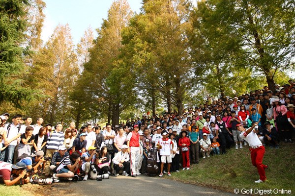 2011年 キヤノンオープン 最終日 石川遼 バンカーショットをホームラン。グリーンの遥か奥からアプローチ