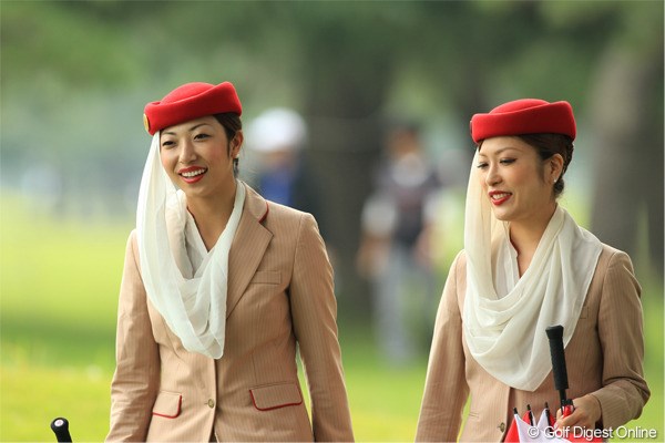2011年 日本オープンゴルフ選手権競技 初日 Fly Emiratesのお姉さん達 どちらかと聞かれれば、右の女性がタイプです。でも二人ともきれいだなぁ。