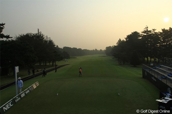 2011年 日本オープンゴルフ選手権競技 2日目 1番ティ 朝の風景です。是非みなさん会場に観に来てください。