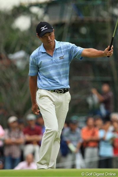 2011年 日本オープンゴルフ選手権競技 3日目 佐藤信人 単独首位で最終日を迎える佐藤信人。グリーン上で何度もガッツポーズを作った
