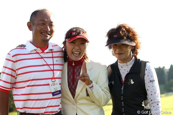 2011年 富士通レディース 最終日 藤田幸希 お母さんとキャディの橋本さんと記念の1枚