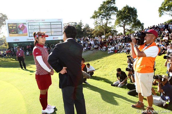 2011年 富士通レディース 最終日 藤田幸希 ギャラリーも見守る中での優勝インタビュー
