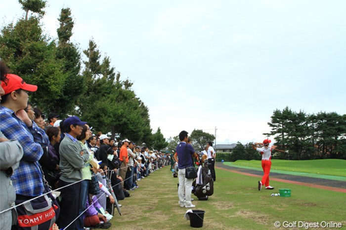 石川遼選手がくればこの大観衆になります。 2011年 日本オープンゴルフ選手権競技 最終日 練習場