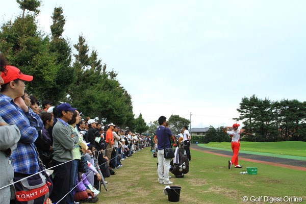 2011年 日本オープンゴルフ選手権競技 最終日 練習場 石川遼選手がくればこの大観衆になります。