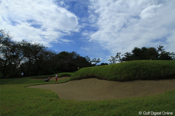 2011年 日本オープンゴルフ選手権競技 最終日 3H Green 奥を歩く石川遼選手。