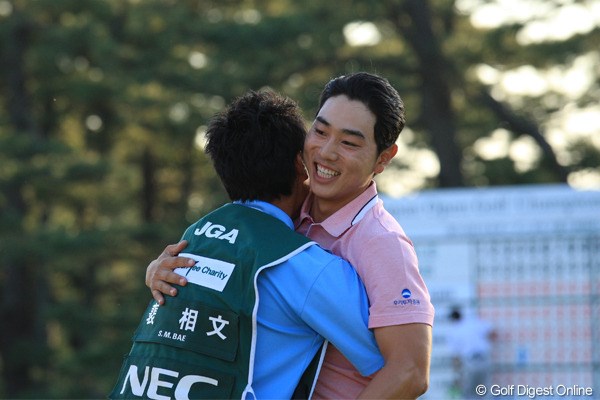 2011年 日本オープンゴルフ選手権競技 最終日 ベ・サンムン 優勝おめでとうございます。キャディさんもうれしそうでした！そりゃうれしいわ！