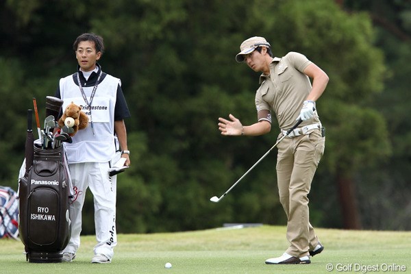 2011年 ブリヂストンオープンゴルフトーナメント 初日  石川遼 10位タイでスタートした石川遼。この日のラウンド中も、何度もスイングチェックするシーンが見られた