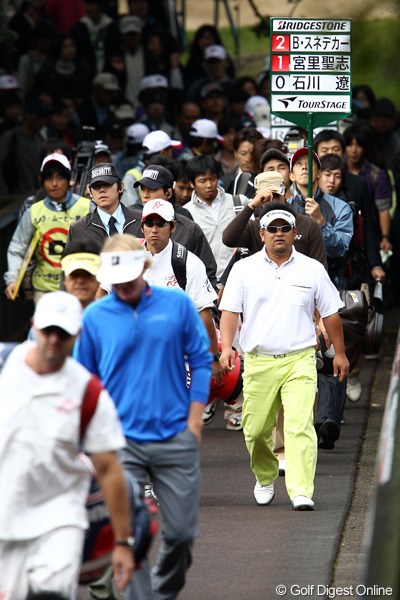 2011年 ブリヂストンオープンゴルフトーナメント 初日 ブラント・スネデカー、石川遼、宮里聖志  当然といえば当然この組にたくさんギャラリーが集合です