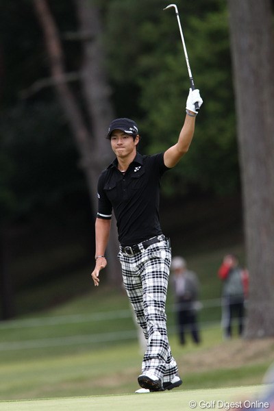 2011年 ブリヂストンオープンゴルフトーナメント 2日目 石川遼 最終18番でチップインバーディを決めた石川遼。好位置で決勝ラウンドへ