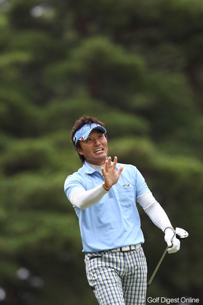 2011年 ブリヂストンオープンゴルフトーナメント 2日目 宮本勝昌 ショットを苦しみながらやってるようには見えません、8アンダー単独トップ