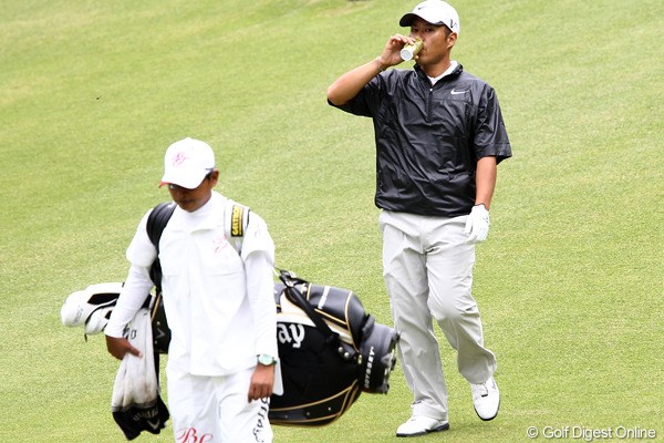 2011年 ブリヂストンオープンゴルフトーナメント 2日目 原口鉄也 男は黙って缶コーヒー、でも3位タイ