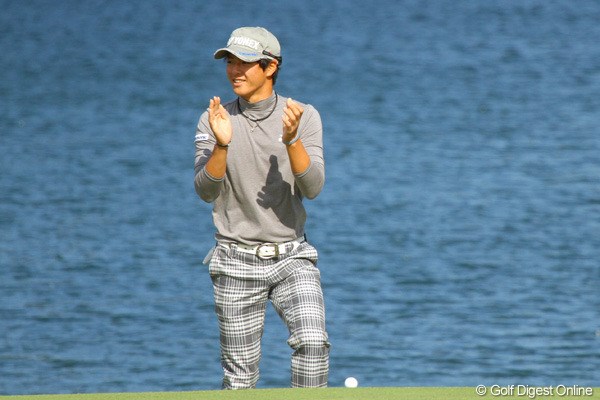 2011年 マイナビABCチャンピオンシップゴルフトーナメント 事前 石川遼 最終18番でアマチュアのウォーターショットに拍手を送る石川遼