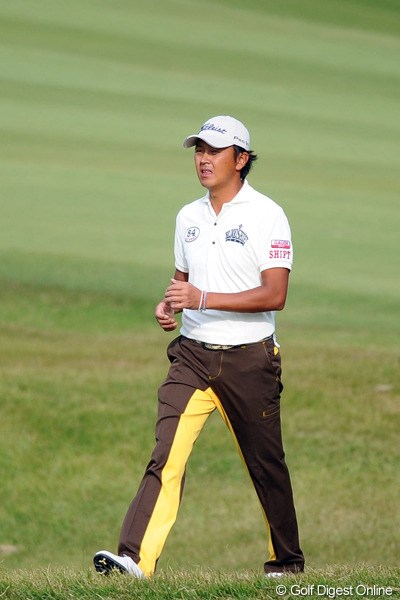 2011年 マイナビABCチャンピオンシップゴルフトーナメント 3日目 岩田寛 3日連チャンでツートンカラーのパンツですワ。プレーよりもパンツが気になって、歩くたんびにシャッターです。ファンキーパンツが好きなヒロシです・・・。13位T