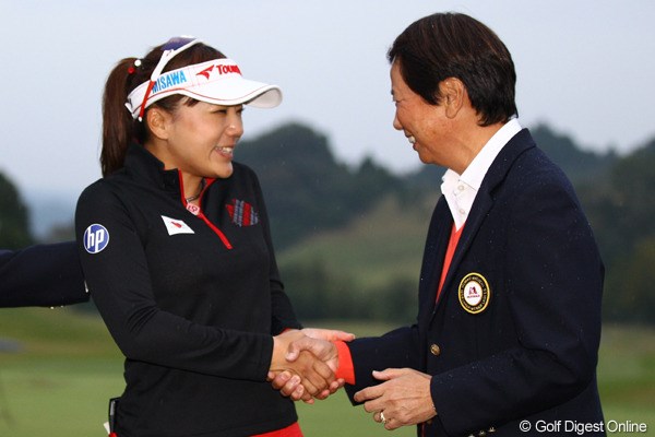 悲願のホステスVを果たし、樋口久子LPGA相談役と握手を交わす有村智恵