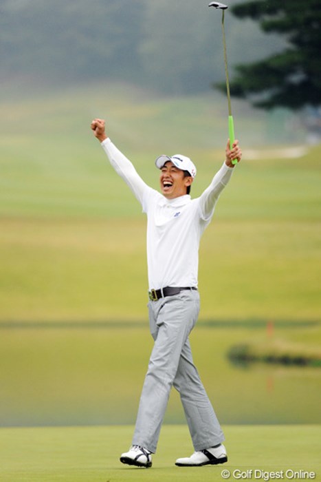 この日24ホールの激闘を制した河野晃一郎が最高の笑顔を見せた 2011年 マイナビABCチャンピオンシップゴルフトーナメント 最終日 河野晃一郎