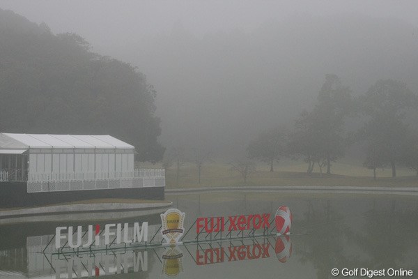2011年 富士フイルムシニアチャンピオンシップ 2日目 濃霧 第1組のスタート時間は、この濃霧のため約2時間遅れることに・・・