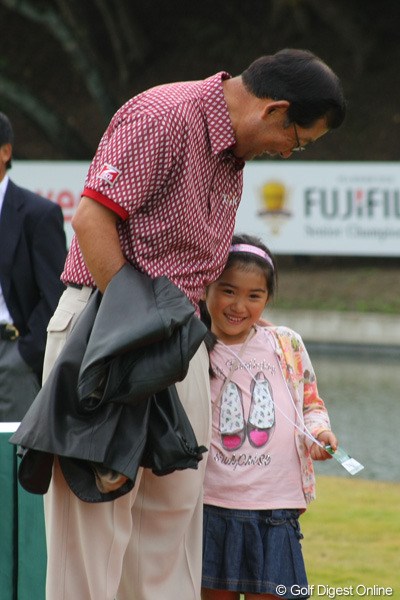 2011年 富士フイルムシニアチャンピオンシップ 最終日 中嶋常幸 表彰式での一幕、お孫ちゃんにデレデレの中嶋さん