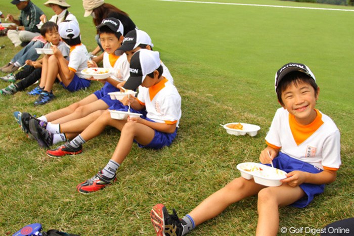 至福のひと時！みんなおいしそうにカレーを食べました 2011年 第9回スナッグゴルフ対抗戦 JGTOカップ全国大会 ランチ