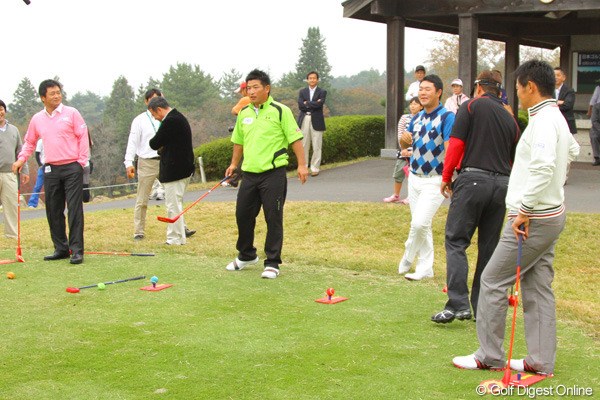 2011年 第9回スナッグゴルフ対抗戦 JGTOカップ全国大会 増田伸洋 試合前からプレッシャーをかけられる増田伸洋