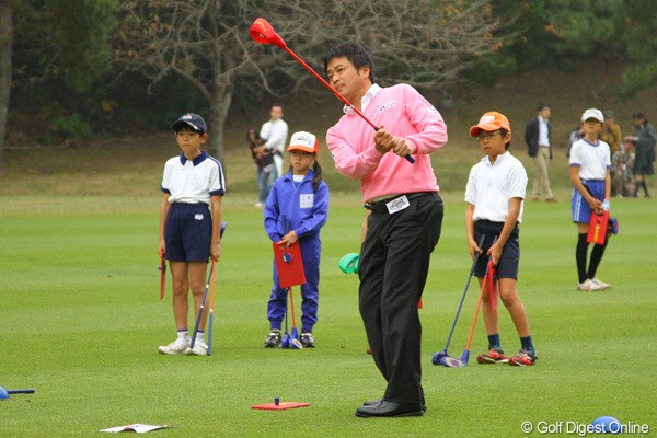 2011年 第9回スナッグゴルフ対抗戦 JGTOカップ全国大会 横田真一 技巧派の横田真一はスナッグゴルフのクラブの特性を細かくチェックしながらラウンドした