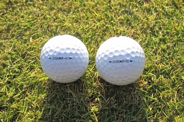 20XIボールは2種類。飛距離重視の「X」とスピン性能重視の「S」