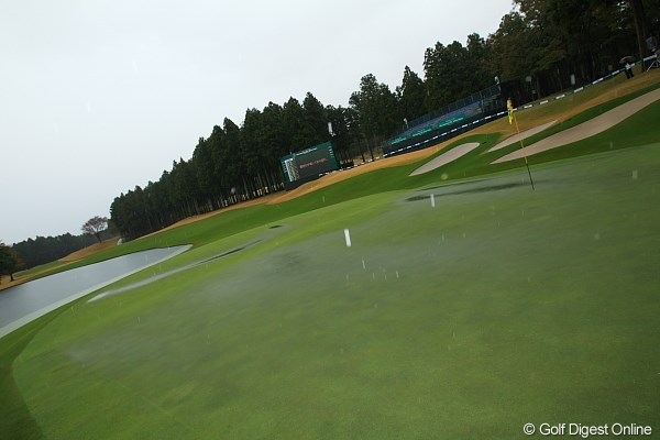 2011年 三井住友VISA太平洋マスターズ 2日目 18番グリーン 18番のグリーンにも水たまりができ、プレー続行が不可能に。大会は54ホールに短縮された