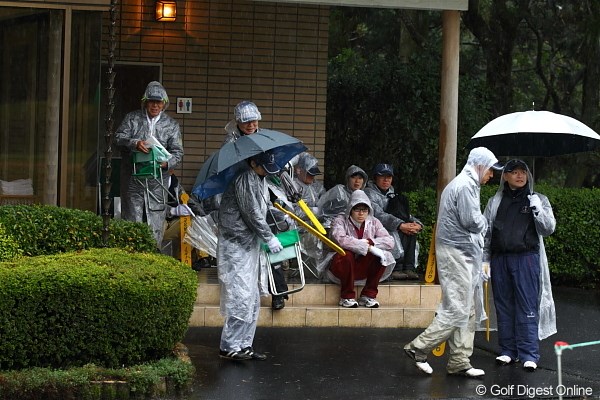 2011年  三井住友VISA太平洋マスターズ  2日目  中断  ボランティアの方達も雨宿りで待機中。