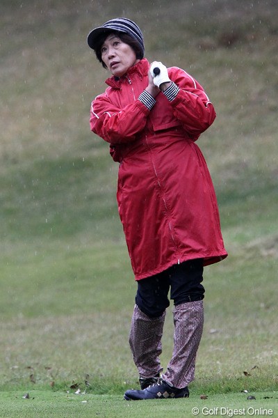 2011年 伊藤園レディスゴルフトーナメント 初日 塩谷育代  今日の寒さにはこのファッションが1番