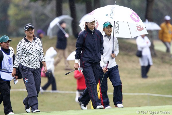 2011年 伊藤園レディスゴルフトーナメント 初日 上田桃子  この試合でも笑顔が良く見かけられますね～