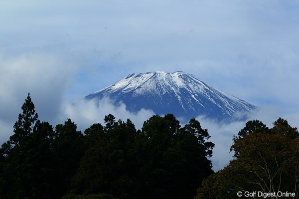 選手達の一進一退のプレイを富士山も見たかったのか。途中顔を見せてくれた。