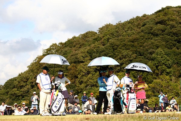 2011年 伊藤園レディスゴルフトーナメント 最終日 横峯さくら、藤田幸希、藤本麻子 11月なのに日傘だよ～。暑いです