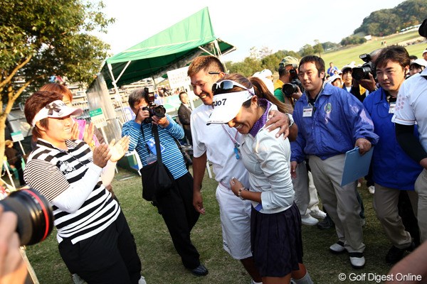 2011年 伊藤園レディスゴルフトーナメント 最終日 藤本麻子 ともに戦ったキャディに抱きかかえられ仲間からも祝福