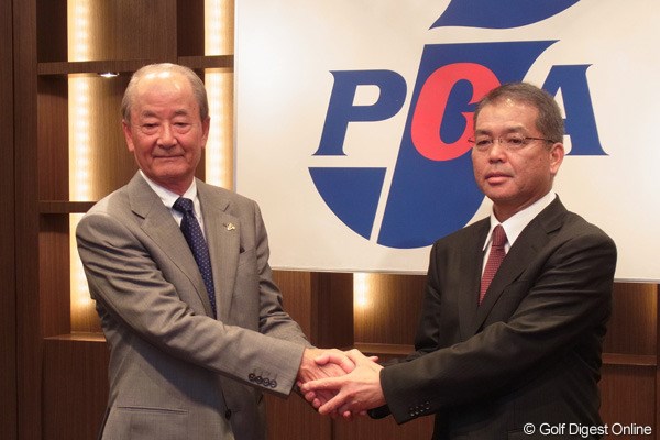 2011年 日本プロゴルフ協会総会 森静雄PGA新会長 松井功PGA現会長 2期6年を務めた松井功氏（左）が、新会長に就任する森静雄氏（右）と、がっちり握手を交わした