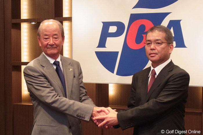 2期6年を務めた松井功氏（左）が、新会長に就任する森静雄氏（右）と、がっちり握手を交わした 2011年 日本プロゴルフ協会総会 森静雄PGA新会長 松井功PGA現会長