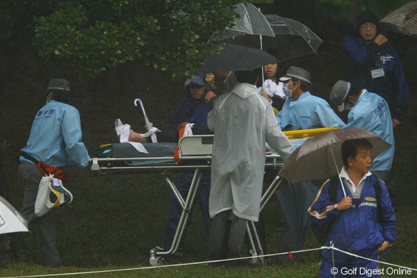 2011年 大王製紙エリエールレディスオープン 2日目 ケガ人 雨で濡れた斜面を滑り落ち、ギャラリーの方がストレッチャーで救急車に運ばれます。みなさん本当にお気を付け下さい。
