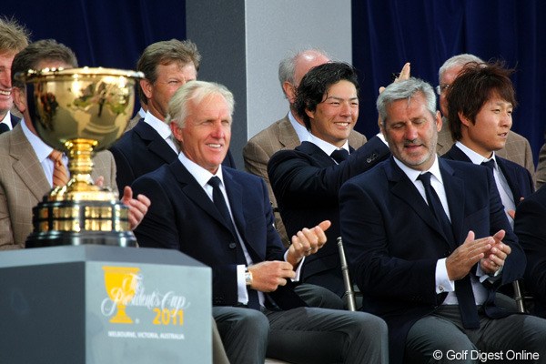 2011年 ザ・プレジデンツカップ 最終日 石川遼 閉会セレモニーでは笑顔で相手の勝利を称えた