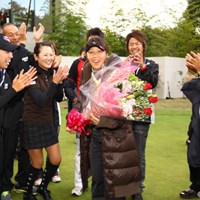 選手やキャディから花束を贈られて、思わず涙。 2011年 大王製紙エリエールレディスオープン 最終日 米山みどり