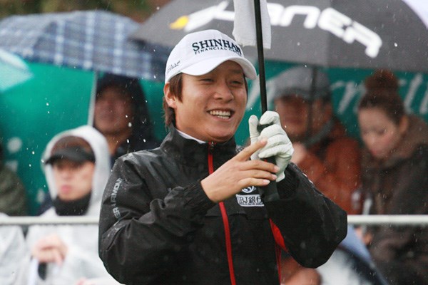 2011年 JGTOプレーヤーズラウンジ キム・キョンテ 日本ツアーでは今ひとつだった今年のキム・キョンテ。韓国では賞金王に輝いた