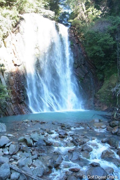 2011年 LPGAツアーチャンピオンシップリコーカップ事前情報 丸尾滝 温泉水を含んで落ちる、めずらしい湯の滝。滝つぼのエメラルド色もきれい（撮影：リコー CX5）