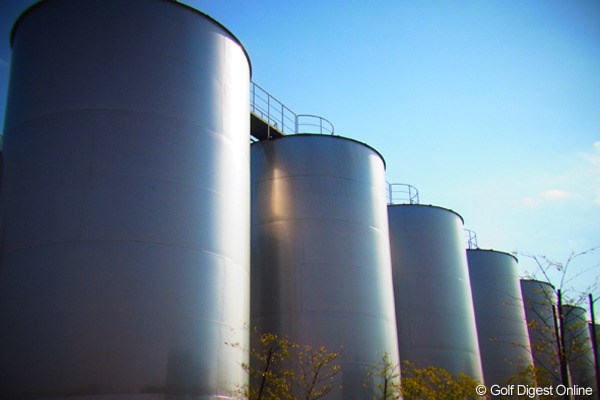 高さ20mほどの貯蔵タンクが並ぶ霧島酒造志比田工場内（撮影：リコー CX5）