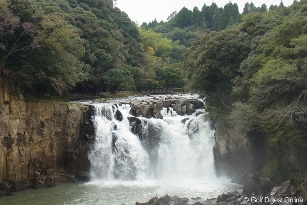 2011年 LPGAツアーチャンピオンシップリコーカップ 事前 関之尾の滝 日本の滝100選に選ばれる、宮崎県内でも有数の滝（撮影：リコー CX5）